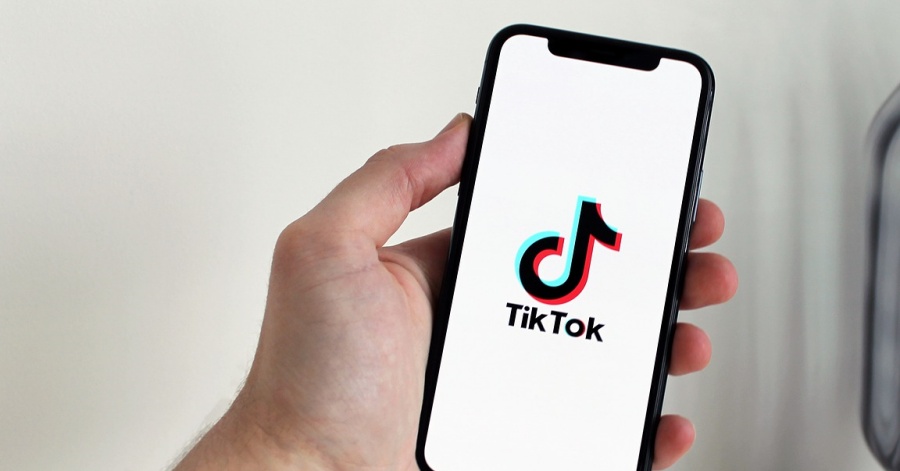 Avoid Doing these Things at Work on Tiktok and Social Media