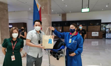 Returning OFWs in NAIA Receive Christmas Hampers From Globe