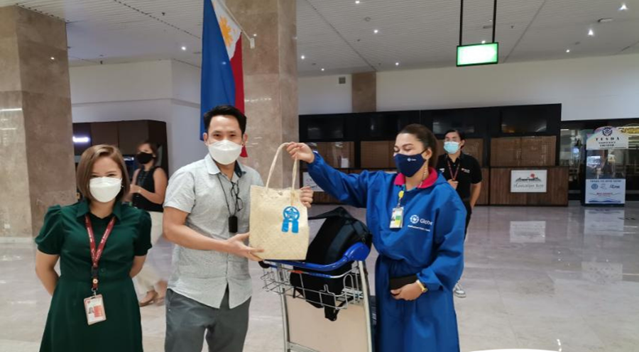 Returning OFWs in NAIA Receive Christmas Hampers From Globe